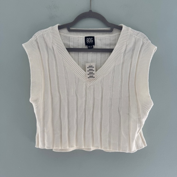 Urban Outfitters Oversized Cropped Sleeveless Sweater Top NWT - Picture 2 of 7